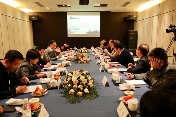 荆州市市长崔永辉与武汉城市圈荆州商会部分企业家亲切座谈，共叙家乡情谊，共商发展大计